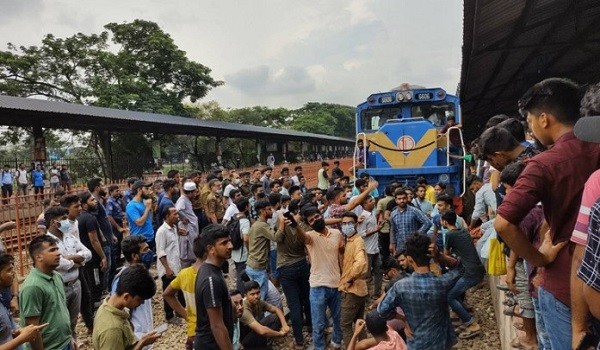 ঢাকা থেকে ট্রেন চলাচল বন্ধ শিক্ষার্থীদের আন্দোলনে